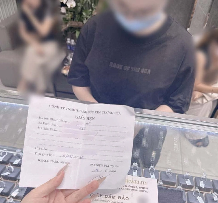 Khách bán lại tăng đột xuất, cửa hàng kim cương ở TP.HCM thông báo dừng hoạt động - Ảnh 1.