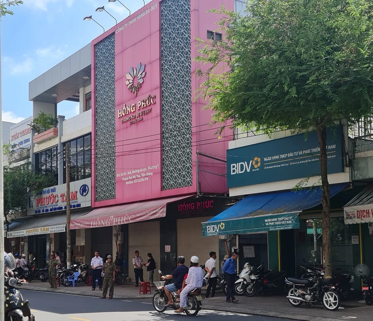 Tiệm vàng Hồng Phúc ở Mỹ Tho dán thông báo mới: ấn định thời gian đóng, mở cửa - Ảnh 1.