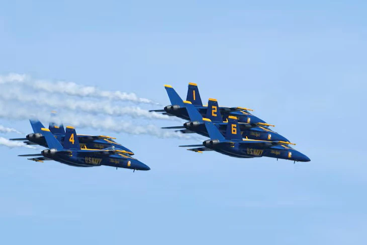 Bộ trưởng Pete Hegseth và Quyền Bộ trưởng Hải quân Hung Cao bênh vực phi công bay sát đầu đám đông - Ảnh 1.