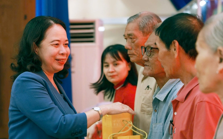 Tặng quà tri ân Mẹ Việt Nam Anh hùng, các cựu chiến binh nhân kỷ niệm 79 năm Ngày Thương binh- Liêt sĩ - Ảnh 4.