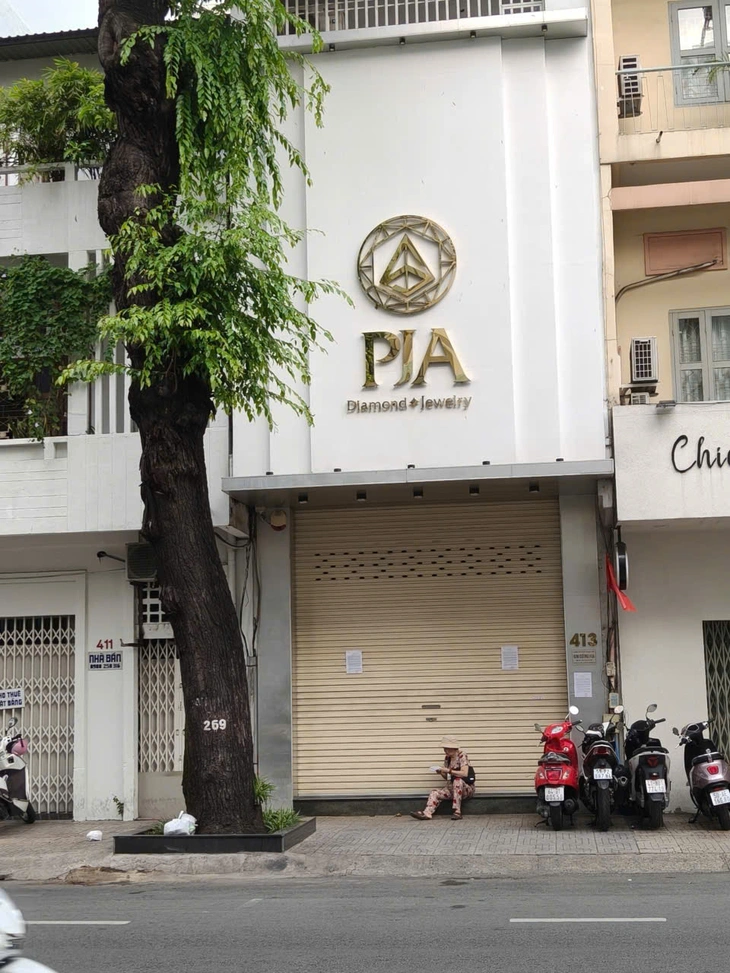 Toàn cảnh phố kim cương xác xơ, nơi chào tạm biệt, nơi mong khách hàng đừng đổ xô bán - Ảnh 1.
