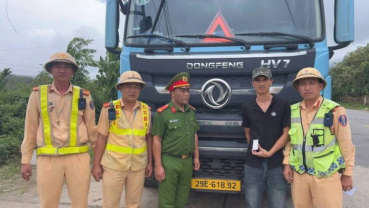 Tài xế Quảng Trị dương tính ma túy và giấu 412 viên nghi ma túy trong xe đầu kéo - Ảnh 3.