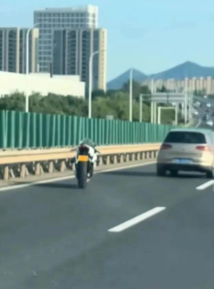 Xe máy 'ma' không người lái lao vun vút ở đường trên cao - Ảnh 2.