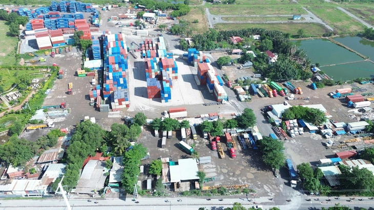 Các phường nhiều lần đề nghị đóng đấu nối bãi xe container tự phát dọc đường Võ Chí Công vẫn chưa xong - Ảnh 2.