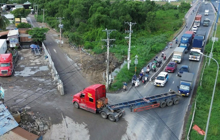 Các phường nhiều lần đề nghị đóng đấu nối bãi xe container tự phát dọc đường Võ Chí Công vẫn chưa xong - Ảnh 1.
