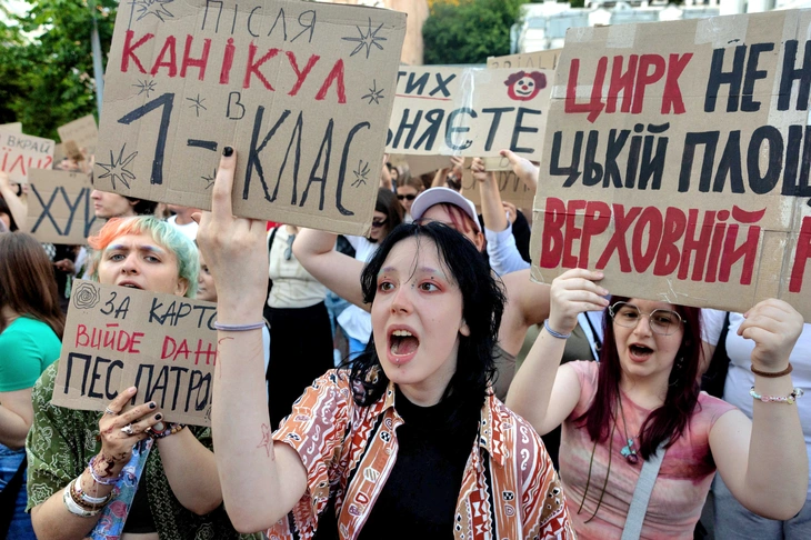 Ukraine tập kích loạt kho hàng và kho dầu Nga, ít nhất 7 người chết - Ảnh 2.