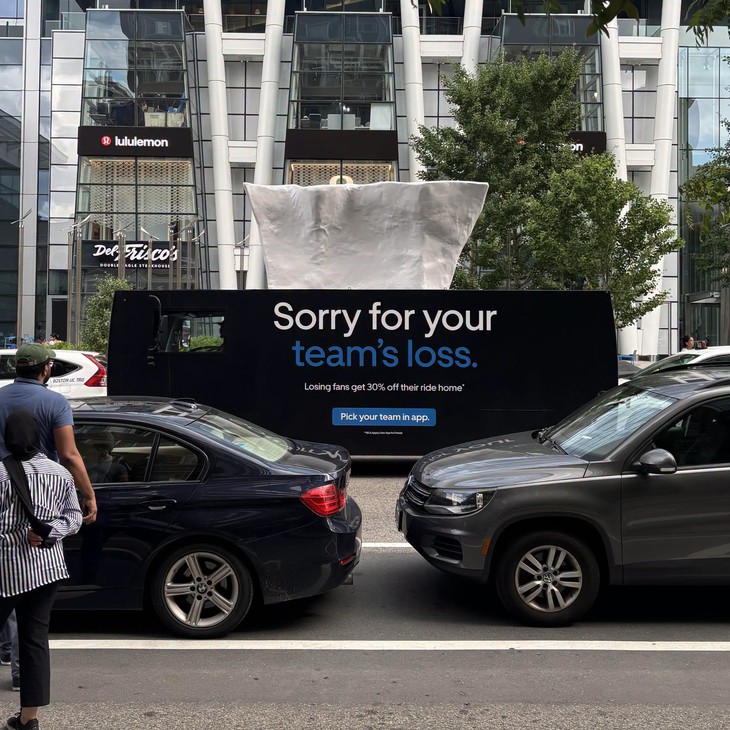 Uber lái cả hộp khăn giấy đến an ủi fan đội bị loại tại World Cup - Ảnh 2.