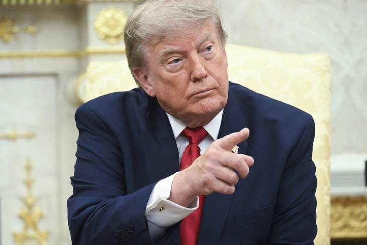 Ông Trump dọa tăng thuế Canada vì khói cháy rừng tràn sang Mỹ - Ảnh 1.