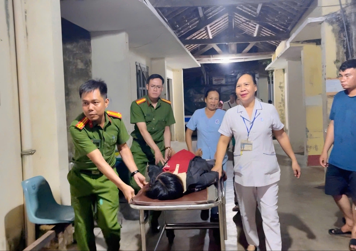 Sản phụ chuyển dạ giữa rừng, công an dùng xe chuyên dụng băng đêm hỗ trợ an toàn - Ảnh 1.