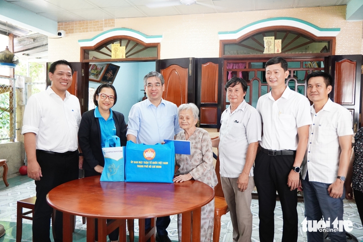 Phó bí thư Thành ủy TP.HCM Nguyễn Phước Lộc thăm, chúc thọ Mẹ Việt Nam anh hùng - Ảnh 1.