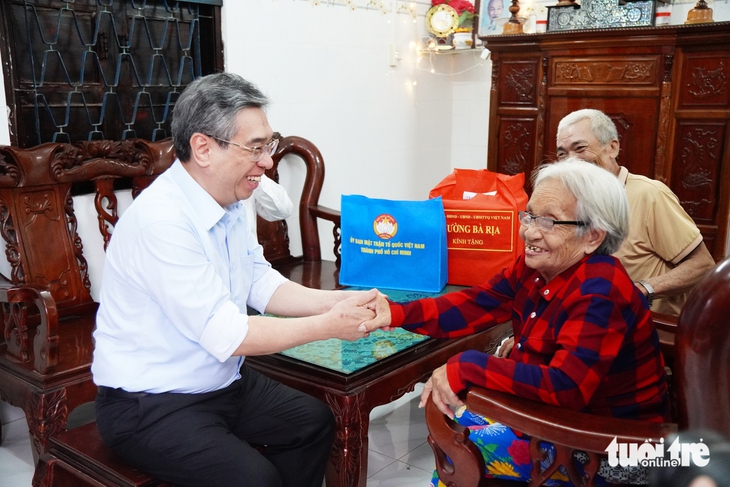 Phó bí thư Thành ủy TP.HCM Nguyễn Phước Lộc thăm, chúc thọ Mẹ Việt Nam anh hùng - Ảnh 2.