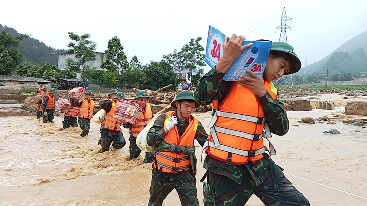 Lũ quét ở Lai Châu: 'Giải cứu' thêm 4 người mắc kẹt - Ảnh 6.