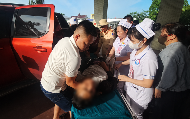 Hỗ trợ đưa nạn nhân đứt lìa 4 ngón tay đi cấp cứu - Ảnh 2.