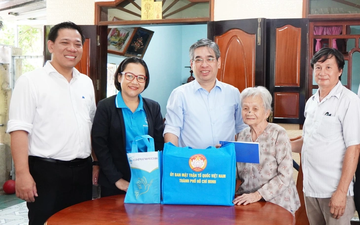 Lãnh đạo Thành ủy TP.HCM thăm, tri ân gia đình chính sách tiêu biểu - Ảnh 7.