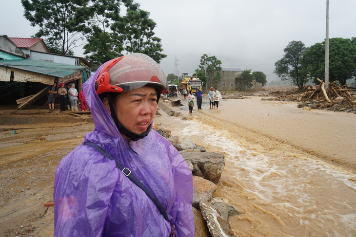Đội mưa, đầm bùn tìm người bị nạn trong lũ dữ ở Lai Châu - Ảnh 1.