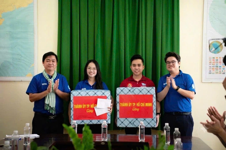 Lãnh đạo TP.HCM, Thành Đoàn TP.HCM thăm, động viên các chiến sĩ tình nguyện hè - Ảnh 1.