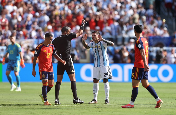 Tuyển Argentina lập kỉ lục buồn sau tấm thẻ đỏ của Enzo Fernandez - Ảnh 1.