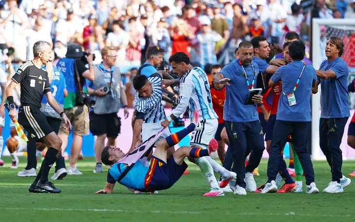 Messi bị chỉ trích vì tiểu xảo đòi thẻ đỏ cho cầu thủ Tây Ban Nha - Ảnh 3.