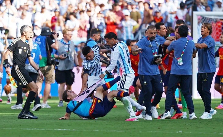 Tiền vệ Argentina đánh cầu thủ Tây Ban Nha sau trận chung kết World Cup 2026 - Ảnh 1.