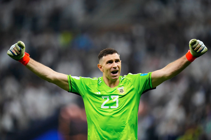 Chi tiết lạ trên ngón tay gãy của thủ môn Argentina ở chung kết World Cup - Ảnh 1.