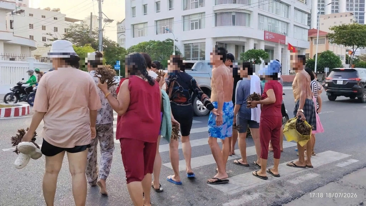 Khách du lịch tắm biển xong, còn bẻ san hô ở biển Hòn Chồng mang về - Ảnh 2.