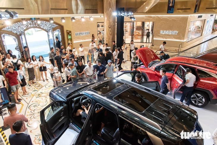 Hyundai Tucson Hybrid và Palisade Hybrid chào sân, khách Việt sờ tận tay khen 'xe đẹp' nhưng 'nhiều nút quá' - Ảnh 3.