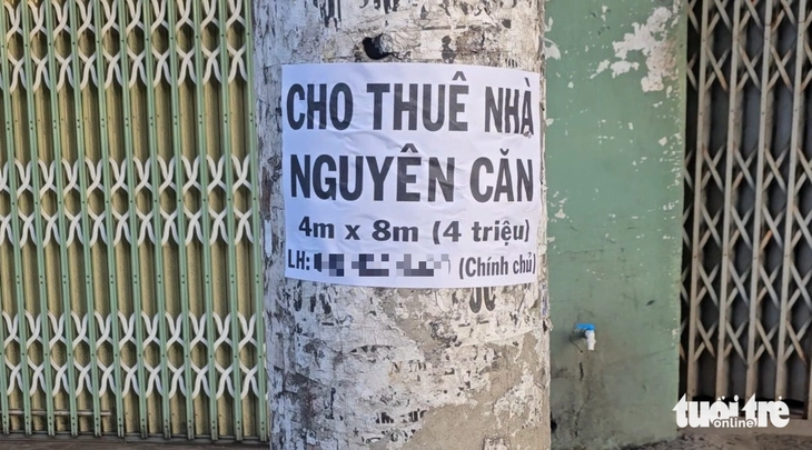 Cận cảnh 'dán bậy' tuyển dụng việc làm, cho thuê nhà… bôi bẩn cột điện ở TP.HCM - Ảnh 4.