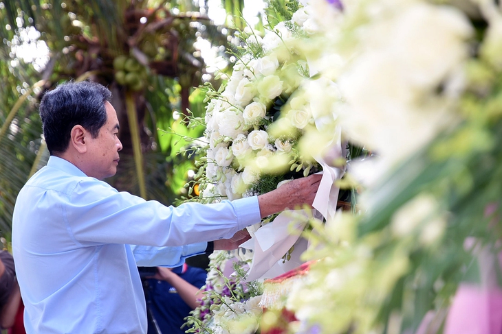 Chủ tịch Quốc hội Trần Thanh Mẫn dâng hương tưởng niệm Anh hùng liệt sĩ Võ Thị Sáu - Ảnh 3.