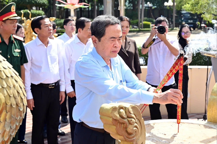 Chủ tịch Quốc hội Trần Thanh Mẫn dâng hương tưởng niệm Anh hùng liệt sĩ Võ Thị Sáu - Ảnh 5.