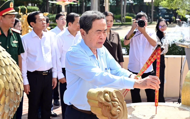 Tăng hơn gấp đôi mức quà tặng Ngày Thương binh - Liệt sĩ cho người có công ở Khánh Hòa - Ảnh 2.