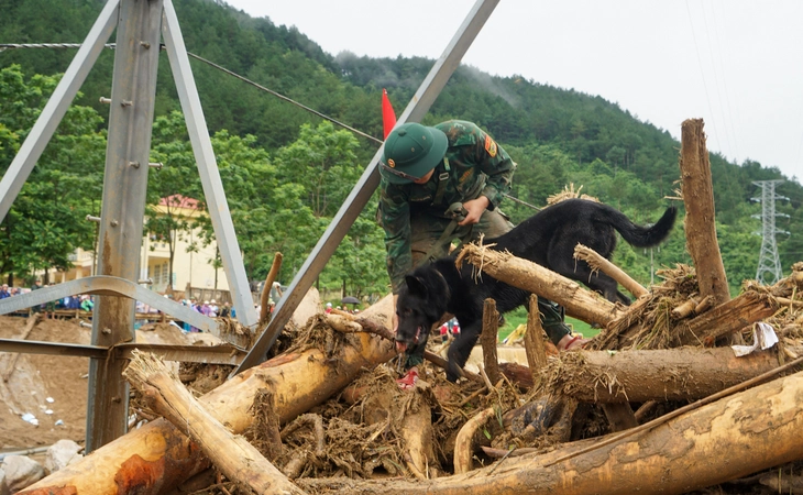 Lặng người mâm cơm cúng tìm bé gái bị lũ cuốn ở Lai Châu - Ảnh 6.