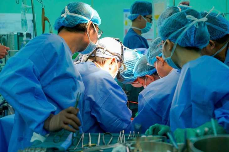 Nhiều phòng mổ đồng loạt sáng đèn đón "món quà sự sống" từ cô gái 22 tuổi - Ảnh 1.