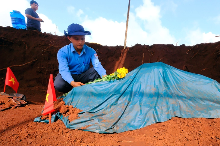 Mở rộng tìm kiếm hố chôn liệt sĩ ở Đồng Nai, phát hiện một bộ hài cốt còn nguyên vẹn - Ảnh 1.