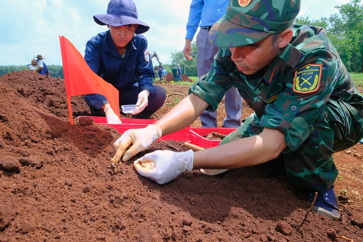 Mở rộng tìm kiếm hố chôn liệt sĩ ở Đồng Nai, phát hiện một bộ hài cốt còn nguyên vẹn - Ảnh 2.