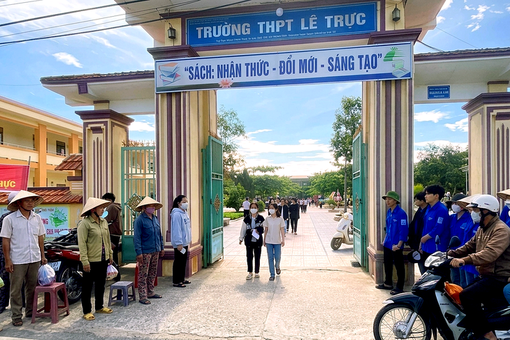 Quảng Trị khởi tố 2 giáo viên vì sai phạm thi tốt nghiệp THPT Lê Trực năm 2026 - Ảnh 1.