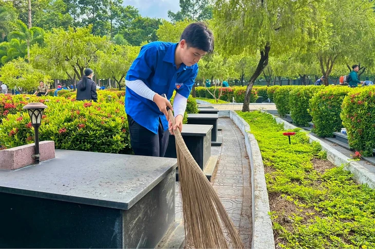 Người trẻ tham gia vệ sinh Nghĩa trang liệt sĩ nhân kỷ niệm 79 năm Ngày Thương binh - liệt sĩ - Ảnh 2.