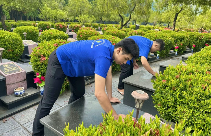 Người trẻ tham gia vệ sinh Nghĩa trang liệt sĩ nhân kỷ niệm 79 năm Ngày Thương binh - liệt sĩ - Ảnh 1.