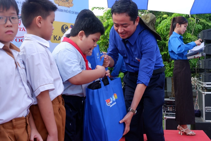Đến ngày hội thanh niên công nhân, vừa nhận quà vừa thưởng thức phở miễn phí - Ảnh 2.