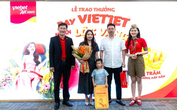 Bay cùng Vietjet, nữ hành khách may mắn nhận quà 01 lượng vàng 999.9 - Ảnh 1.