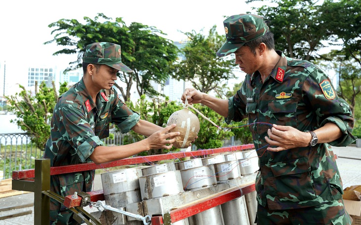 Người dân đội mưa đi ngắm pháo hoa mừng 50 năm thành phố mang tên Bác - Ảnh 1.