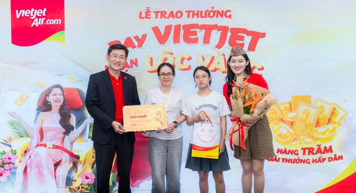 Bay cùng Vietjet, nữ hành khách may mắn nhận quà 01 lượng vàng 999.9 - Ảnh 2.