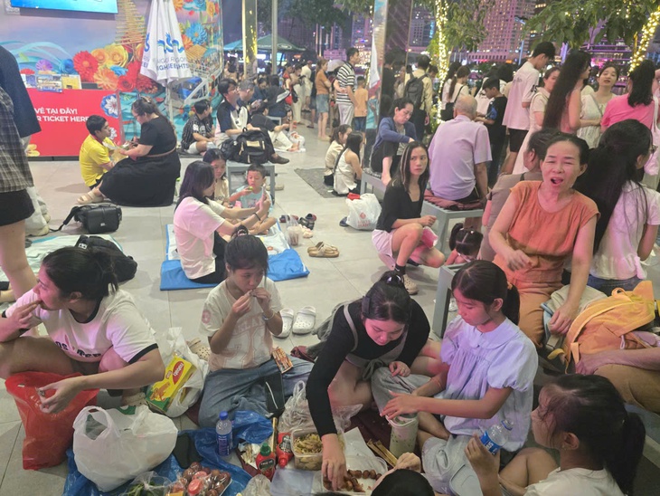 Người dân đội mưa đi ngắm pháo hoa mừng 50 năm thành phố mang tên Bác - Ảnh 3.