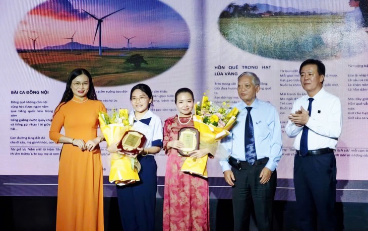 Hơn 1.300 tác phẩm dự thi cuộc thi sáng tác hạt gạo Việt, bất ngờ những bài thơ, văn - Ảnh 1.