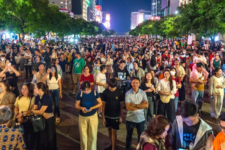 Người dân đội mưa đi ngắm pháo hoa mừng 50 năm thành phố mang tên Bác - Ảnh 1.