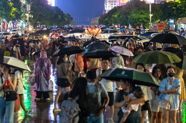 Người dân đội mưa đi ngắm pháo hoa mừng 50 năm thành phố mang tên Bác - Ảnh 7.