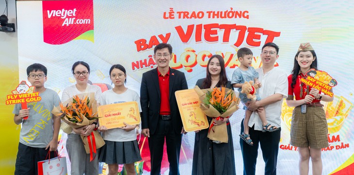 Bay cùng Vietjet, nữ hành khách may mắn nhận quà 01 lượng vàng 999.9 - Ảnh 3.