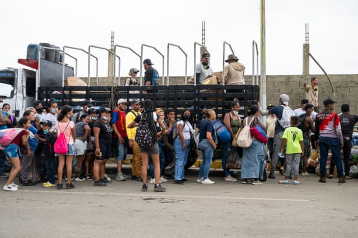 Cảnh sát Venezuela bị bắt vì cáo buộc hôi của sau động đất - Ảnh 1.