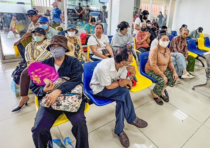 TP.HCM đơn giản hoá, giảm bớt thủ tục chuyển tuyến cho người cao tuổi ra sao? - Ảnh 1.