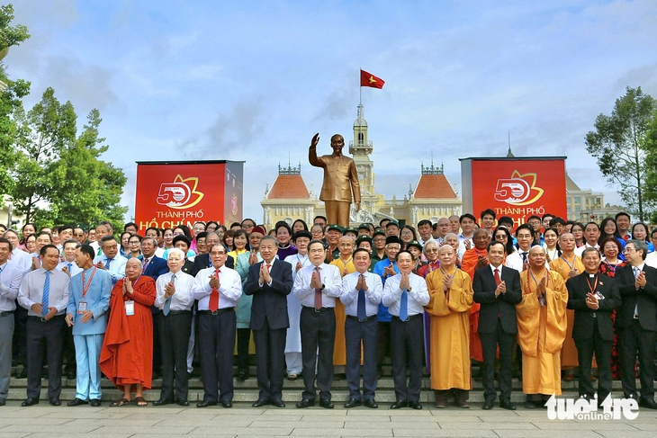 Tổng Bí thư, Chủ tịch nước Tô Lâm dự lễ kỷ niệm 50 năm thành phố Hồ Chí Minh vinh dự mang tên Bác - Ảnh 1.