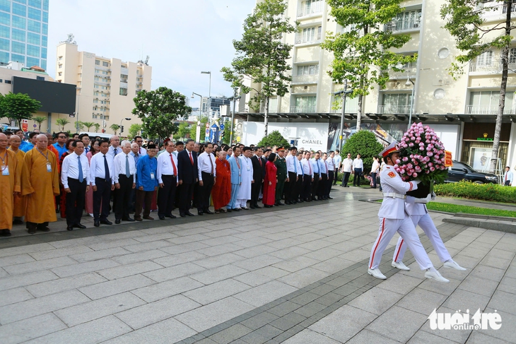 Tổng Bí thư, Chủ tịch nước Tô Lâm dự lễ kỷ niệm 50 năm thành phố Hồ Chí Minh vinh dự mang tên Bác - Ảnh 5.